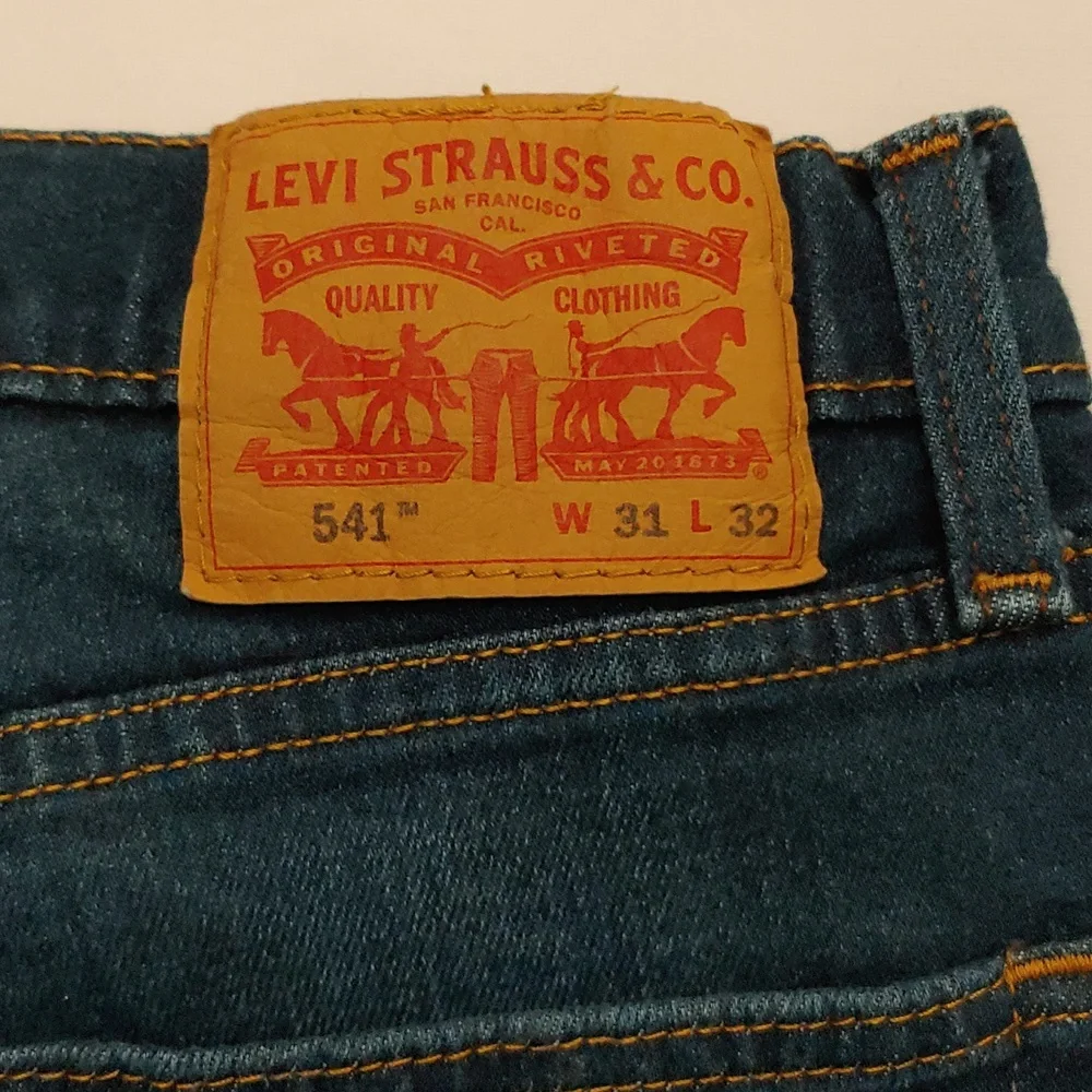 Levi's Men's Size 31W and 32L 541 Straight Leg Denim Jeans